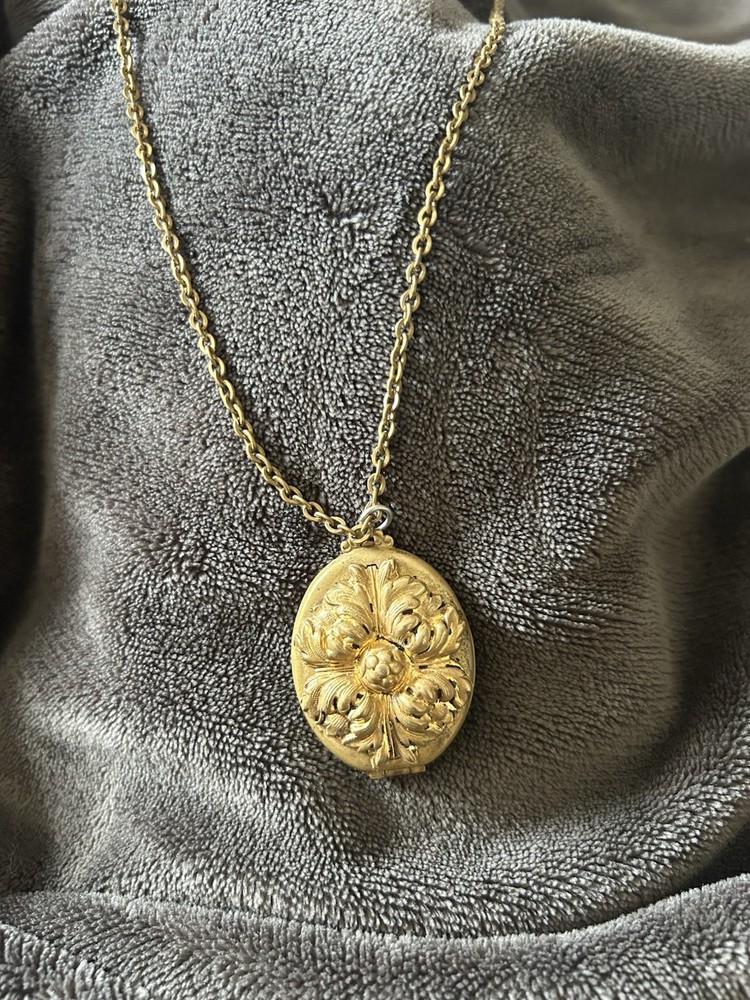 Vintage Repousse Locket Necklace Gold Tone Floral Oval Photo Pendant Chain