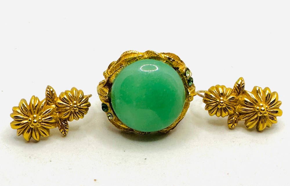 Vtg Matte Gold Tone Flower Daisy Monet Earrings & Green Faux Jade Cabochon Ring