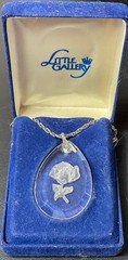 Vintage Jewelry Little Gallery Etched Crystal Rose Pendant Necklace w/Box – Nice