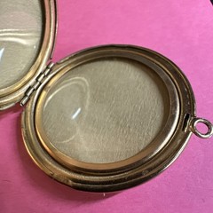 Vintage Goldtone ‘70s Locket No Markings 1 3/4”