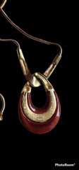 1960’S CROWN TRIFARI GOLD-TONE BURGUNDY LUCITE PARIS ERA MODERN NECKLACE PENDANT