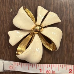 Vintage Cream Enamel Bow Brooch Gold Tone Textured Ribbon Pin Mid Century Style