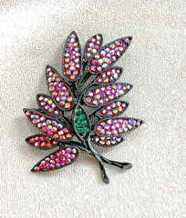 VINTAGE SIGNED WEISS RED PINK AURORA BOREALIS RHINESTONE LEAF BROOCH / JAPANNED