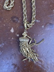 1960’S MONET GOLD-TONE ROPE CHAIN TASSEL ‘DAMITA’ NECKLACE BOOK PIECE 23″