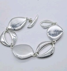 Faux Turquoise Toggle Link Bracelet 8.5 in Silver tone Turquoise Blue