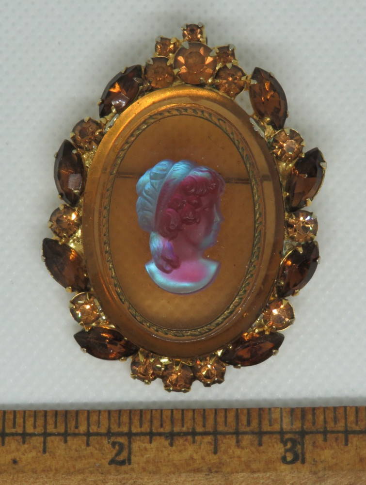 VINTAGE D&E JULIANA AMBER RHINESTONE and ART GLASS CAMEO BROOCH / 2 1/4″ x 2″