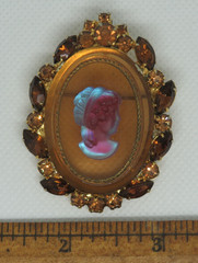 VINTAGE D&E JULIANA AMBER RHINESTONE and ART GLASS CAMEO BROOCH / 2 1/4″ x 2″