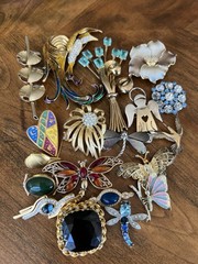 Spectacular lot of assorted vintage brooches