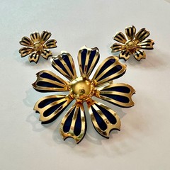 Large Vtg 1960s Gold Tone Navy Blue Enamel Flower Brooch Pin Earrings Set NICE!!