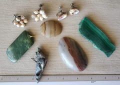 VTG Lot 5 Gem Stones Polished Cabochons Pendants 700 CT + 2 Sets Shell Earrings