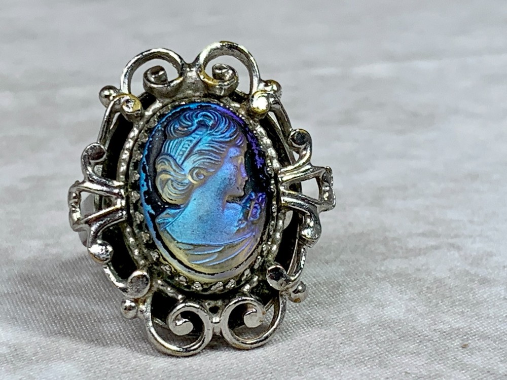 Woman’s Vintage Art Glass Cameo Ring Whiting & Davis Blue Iridescent Size 8.5