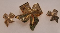 Vintage TONA Gold Tone Bow Brooch Large Ribbon w/ Rhinestone & Matching Earrings