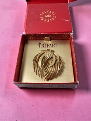 Vintage Crown Trifari Gold Tone Brooch Pin MCM Mid-Century Modern