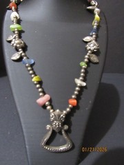 VTG. STYLE POLISHED GLASS STONES & METAL BEADS WITH PENDANT APPROX 28″