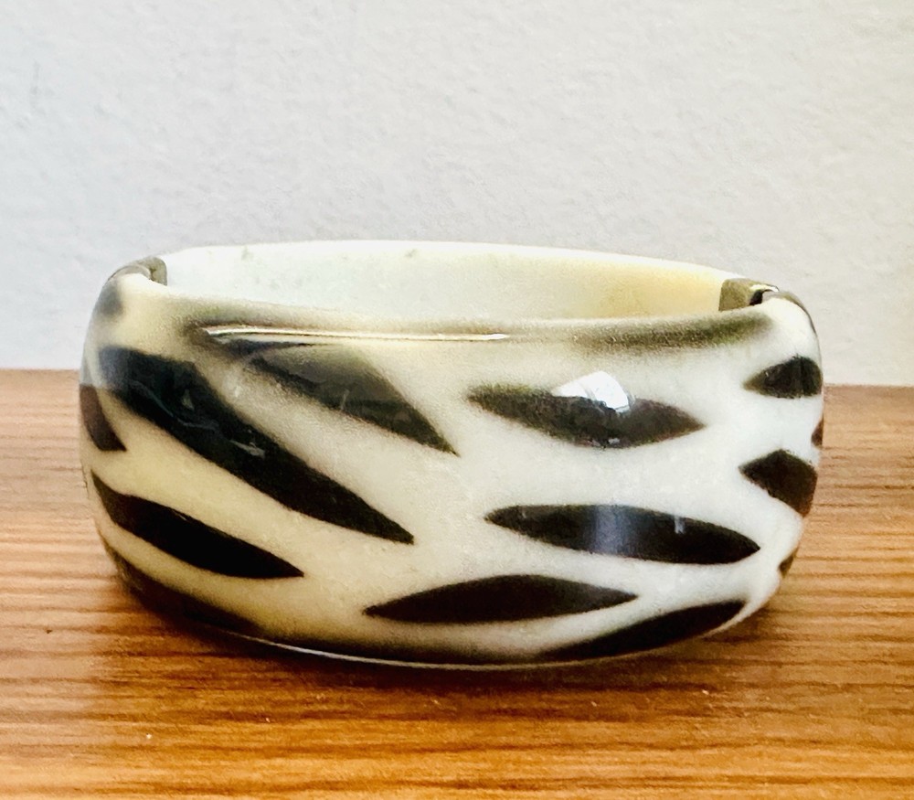 Vintage Zebra Striped Bangle Bracelet Hinged Clamper Boho Cream & Black Chic