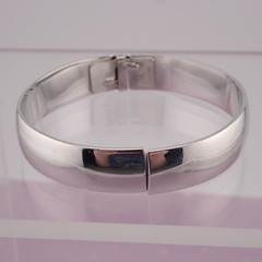 Vintage Shiny Monet Silver Tone 6 1/2″ Hinged Tension 10mm Bangle Bracelet