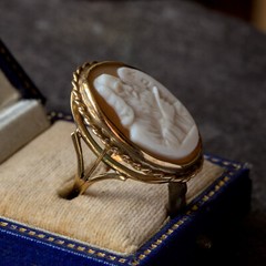 UNUSUAL VINTAGE 9K GOLD SHELL CAMEO RING MOSES & TABLETS COMMANDMENTS