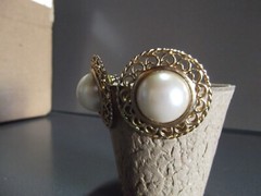 1 Pair Old 1.25″in Metal Gold Tone Circle w/Pearl Color Middle Stud