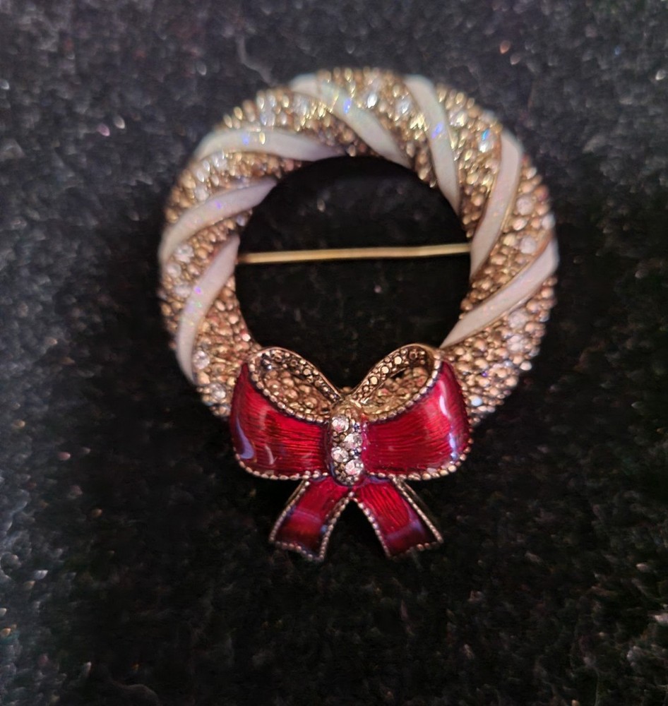 Signed KC Red Bow – White Enamel Rhinestone Gold Tone Wreath Vintage…