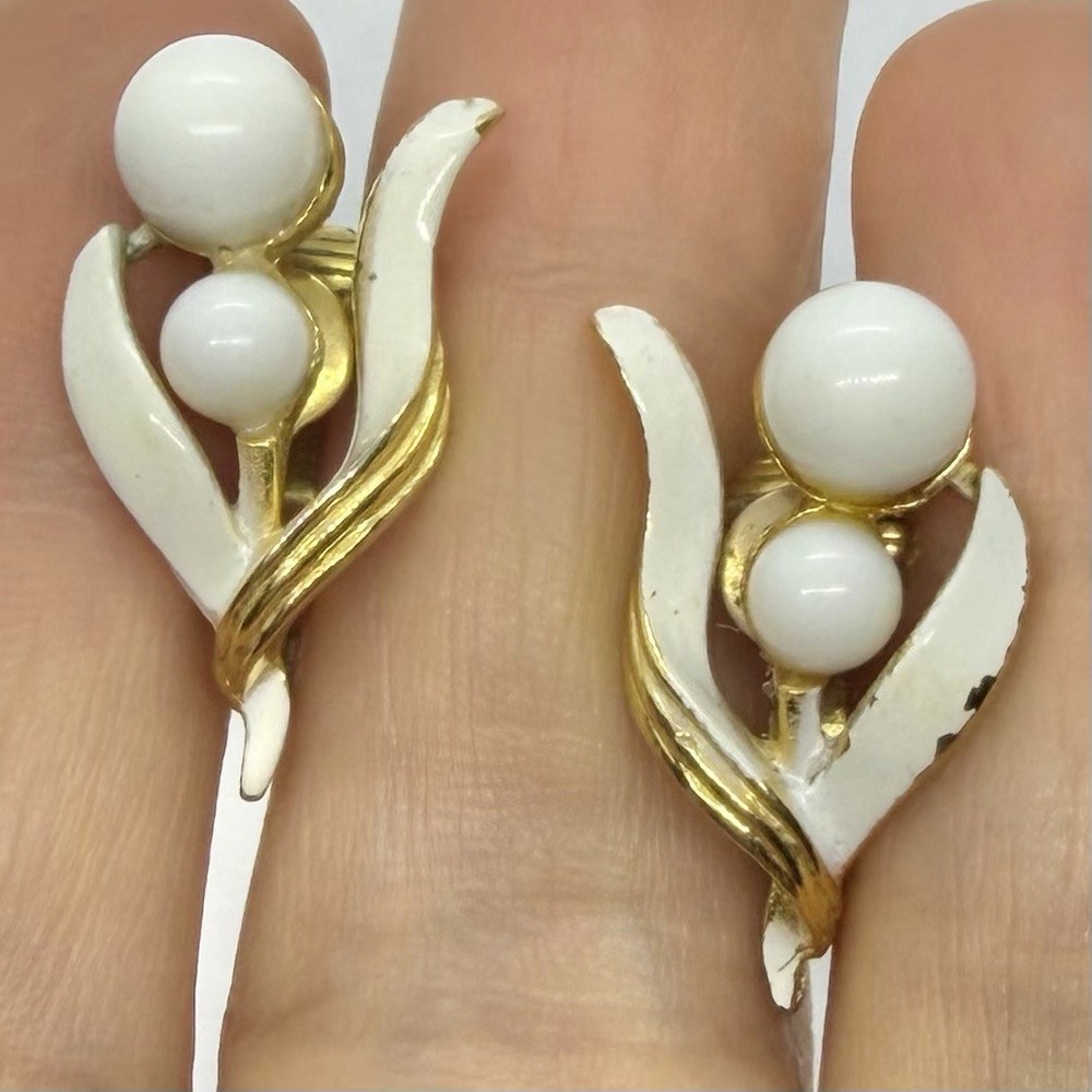 Vtg White Enamel Lucite Flower Climber Goldtone Earrings Clip-on