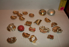 LOT OF UNMARKED SCRAP JEWELRY CLIP EARRINGS MATERIALS VARY FOR CRAFTS 19 PIECES
