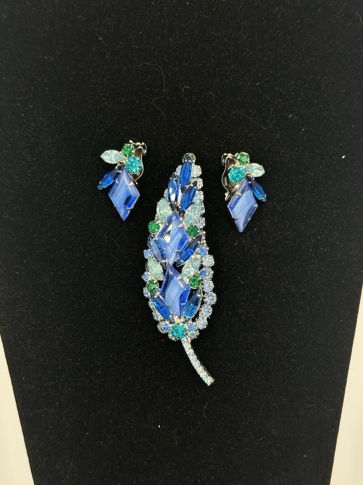 Verified Juliana D&E Blue Diamond Shape Striped Art Glass Brooch / Earrings Set