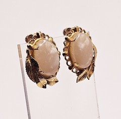 JJJ 12k gf antique clip on earrings w/ leaf design