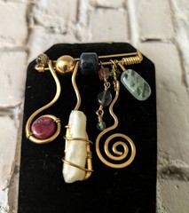 Fabulous Vintage Hanging Stones Gold Tone Pin