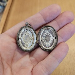 Vintage Oval Photo Locket Pendant Silver Tone Victorian Style Keepsake Charm