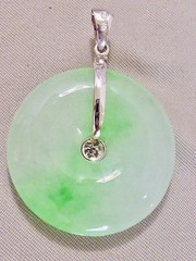 VINTAGE 60’S 14K WHITE GOLD LIGHT AND DARK GREEN JADEITE JADE LIFESAVER PENDANT