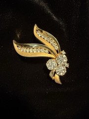 Signed Crown Trifari Gold Tone Rhinestone Leaf Spray Brooch Vintage 2”
