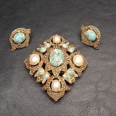 Vintage SARAH COV 1968 Remembrance Collection Clip Earrings & Brooch Set. 17.007
