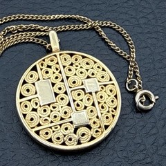 Vintage Sarah Coventry Necklace TIMELESS BEAUTY 1977 Circle Pendant 15in Chain