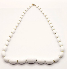 White w Gold Tone Graduated Acrylic Egg Shape Bead Professional Necklace 24 Inch