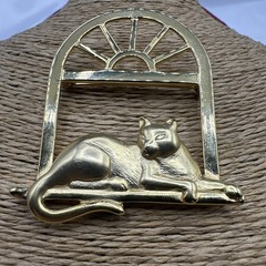 Vintage JJ CAT ON THE WINDOW gold toned brooch. See pics. Signed.