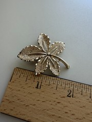 VTG Sarah Coventry “Ivy” Leaf Brooch Gold Tone Signed Pin