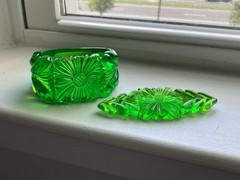 Vintage Chunky Daisy Carved Green Apple Juice Prystal Bakelite Clamper Bracelet