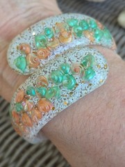 Vtg 50’s Lucite Confetti Seashell Clamper Bracelet & Clip Earrings Beautiful set