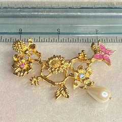 Vintage Avon Garden of Eden Floral Vine Bee Butterfly Brooch Pin Pearl