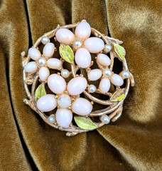 Vintage ART Pink Glass Cabochon Flower Brooch Gold Tone Floral Signed Mode Art