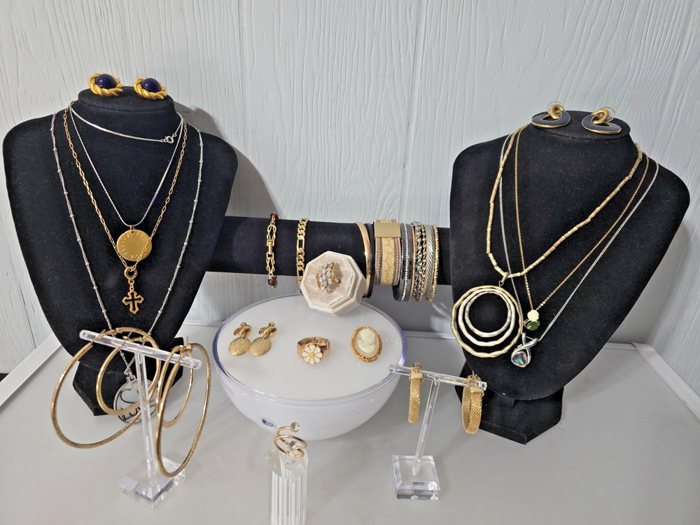 Elegant, Nice Gold/Silver Tone Jewelry Lot Some Signed
