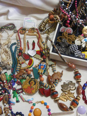 Vintage Jewelry Lot 9+ Pounds 100+ Pieces 50+ Necklaces Bracelets Earrings #E