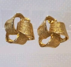 7/8 Inch Gold Tone Semi-textured 3 Dimensional Bow Clip On Earring