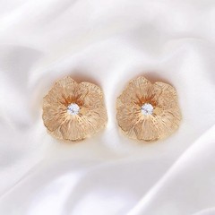 Vintage Metal Flower Zircon Teardrop Stud Earrings French Style Women 1Pc