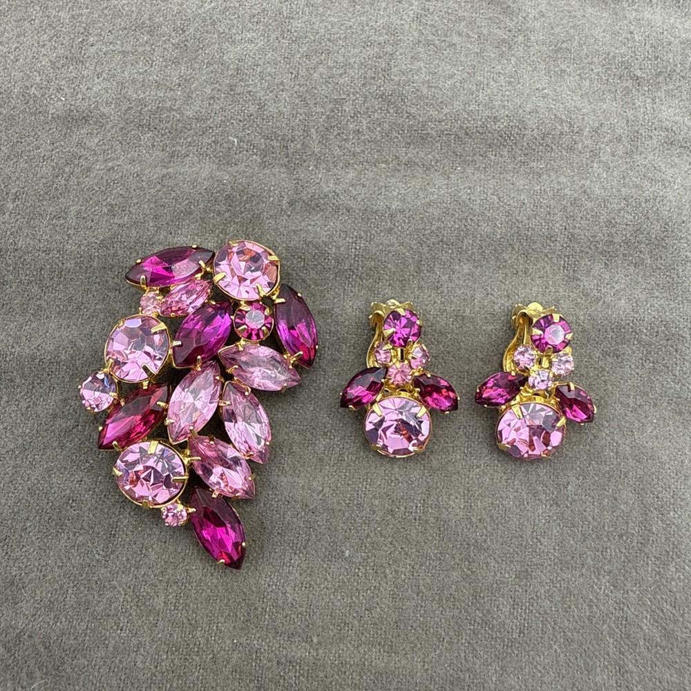 Vintage Pink Rhinestone Gold Tone Brooch And Clip On Earring Jewelry Set