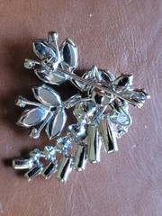 Vintage BSK Brooch Pin Gold Tone Leaf-Signed/heart/purple Tones Stones Brooches