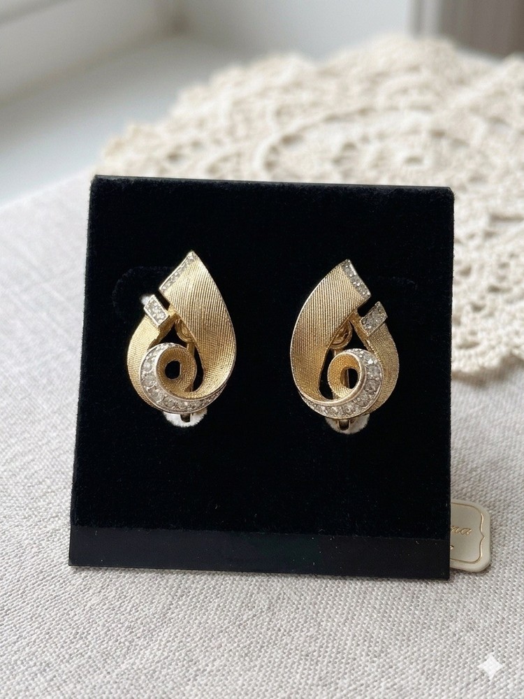 Vintage 1950’s signed Lisner Gold Tone Swirl Rhinestone Screw Back Earrings