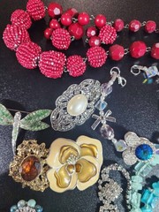 Vintage jewelry set of 26 in vintage purse