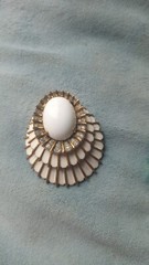 Signed Rare Vintage JOMAZ Scallop? Enameled Goldtone Rhinestone Inset Brooch