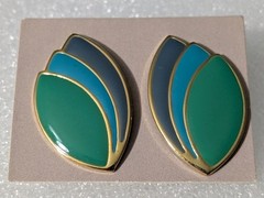 Avon “Paradise Colors” 1987 Enameled 3 Leaf Green & Blue Gold Tone Studs B29